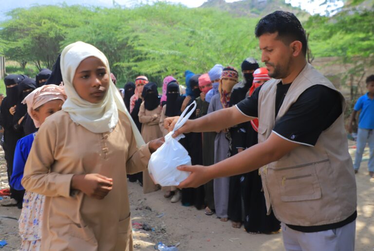 منظمة ويبقى الأثر توزع وجبات ساخنة للنازحين في محافظة تعز