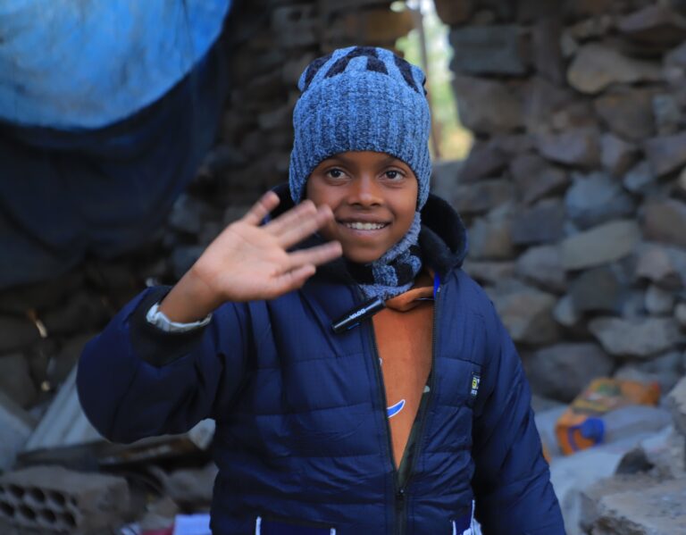 منظمة ويبقى الاثر توزع ملابس الشتاء للأسر النازخة في محافظة تعز