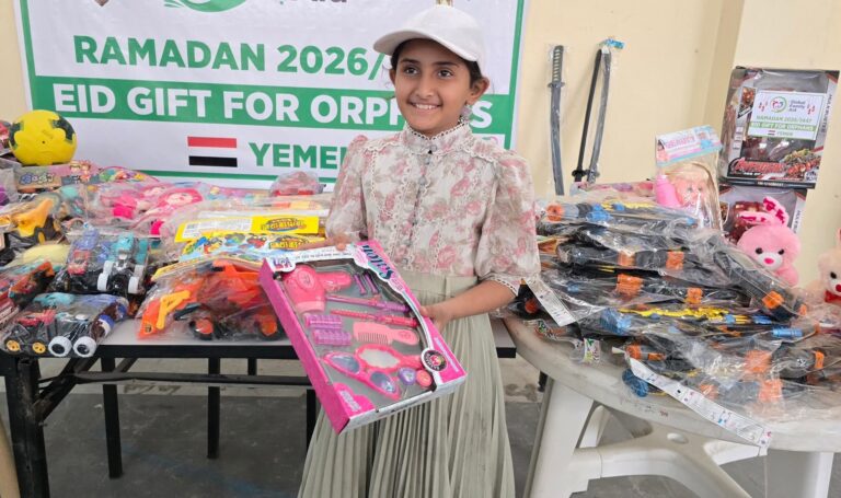 توزيع هدايا للأطفال في عيد الفصر المبارك